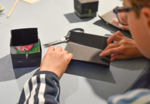 Image de l'article Atelier de photographies à sténopé par Emmanuelle Gibault, animatrice d’ateliers d’éducation à l’image / COMPLET ! 👍