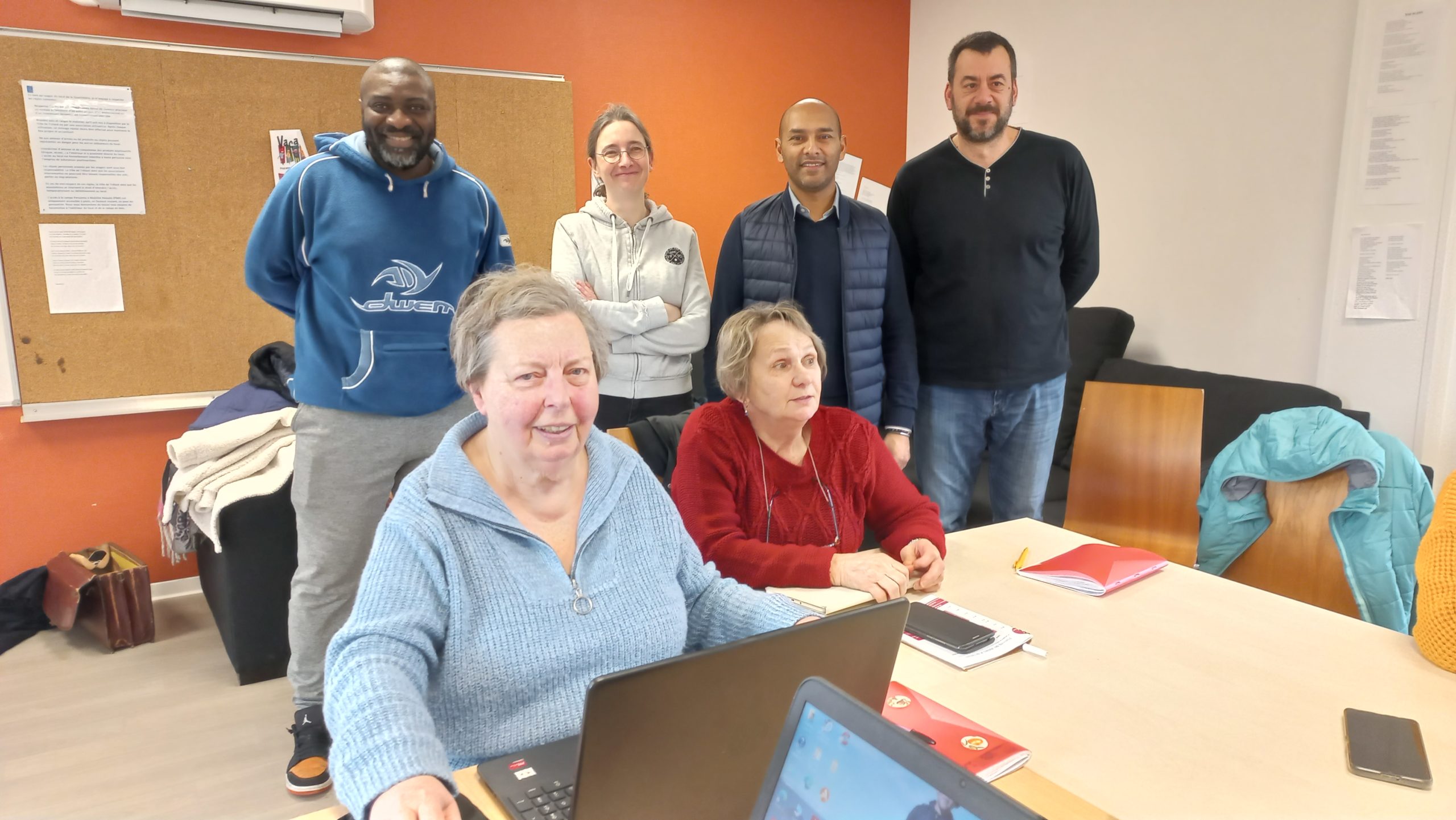 Les médiateurs numériques aux côtés d'Amine Karim, adjoint au numérique et de deux participantes à un atelier.