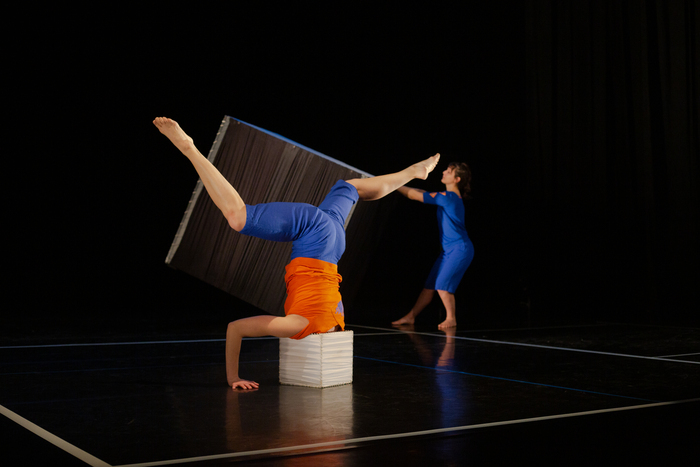Image de l'évènement Complet – Carrément Cube, Cie Hanoumat – Spectacle de danse et d’objets