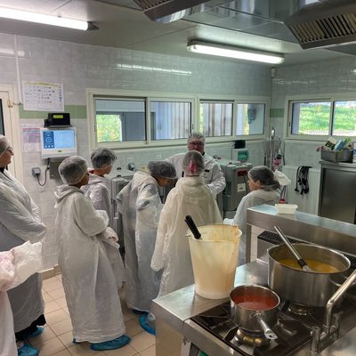 Photo de l'article Le Conseil Municipal des Enfants visite la cuisine centrale de Trélazé !